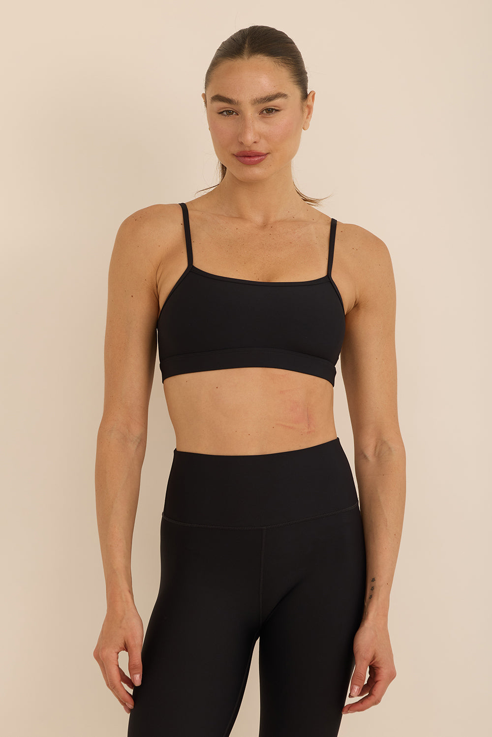 טופ כתפייה דקה (ללא ריפוד נשלף וללא פתח להכנסת ריפוד) בגוון שחור