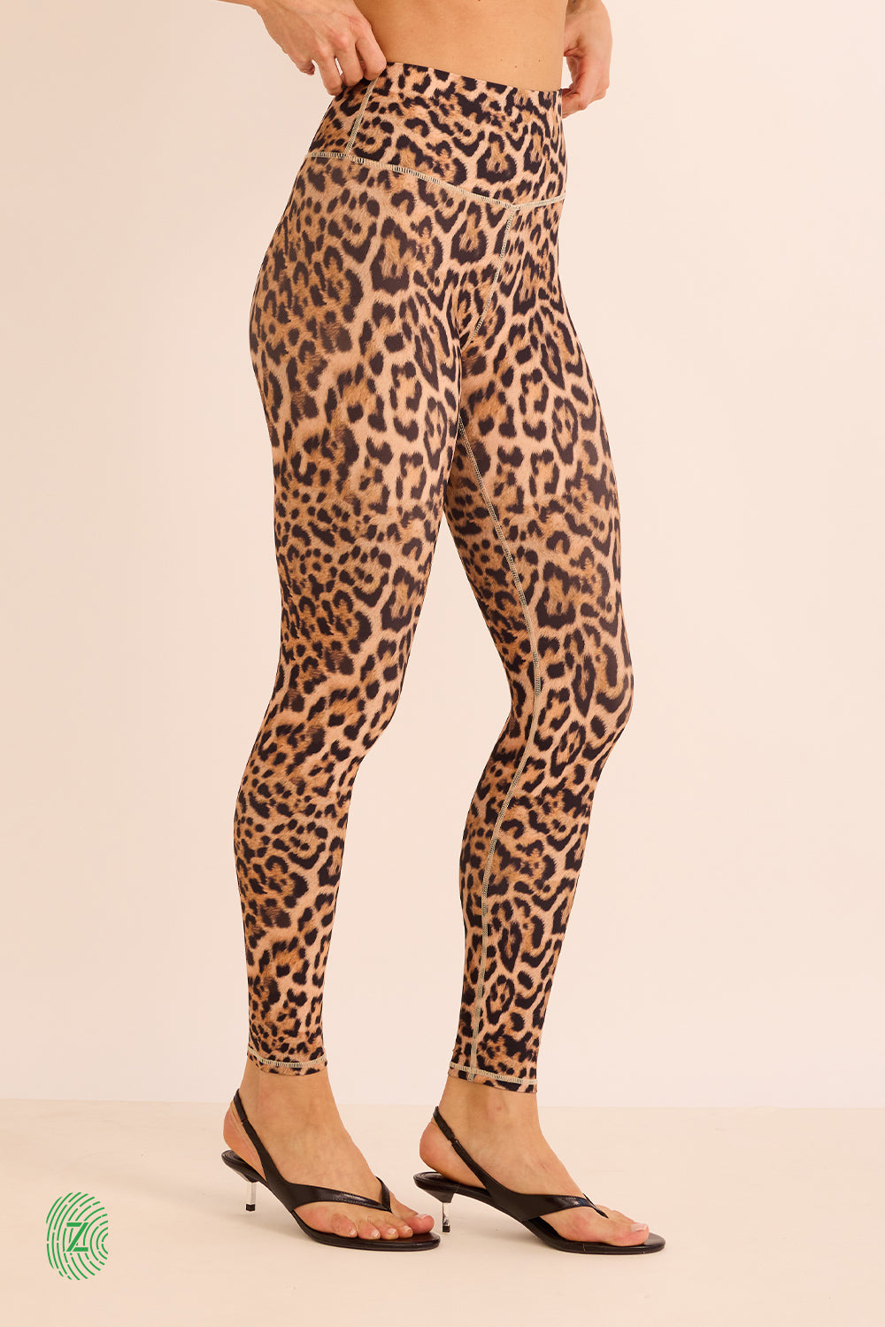 טייץ בגזרה גבוהה  מבד 4 כיוונים בהדפס מנומר - תמונת צד