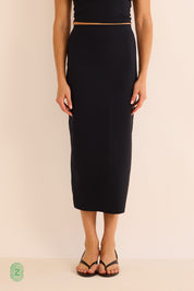 חצאית מידי מבד סקובה בגוון שחור - תמונה קדמית