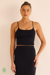 גופיה מבד סקובה בגוון שחור בשילוב שכבה פנימית וכפתיות דקות - תמונה פרונטלית