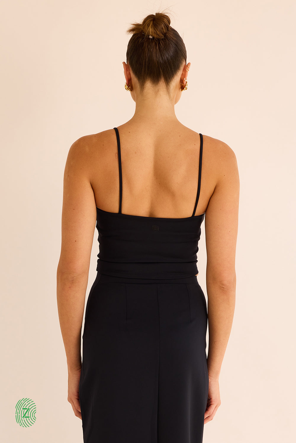 גופיה מבד סקובה בגוון שחור בשילוב שכבה פנימית וכפתיות דקות - תמונה אחורית