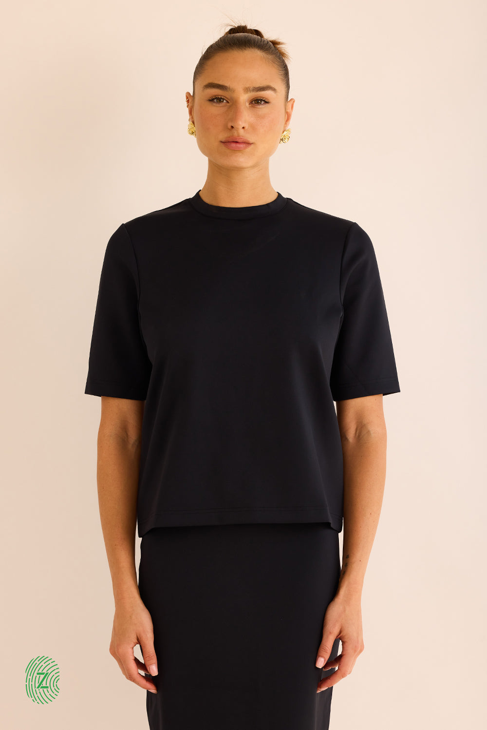 חולצה  מבד סקובה בגוון שחור,  צווארון עגול וסגור, אורך השרוול עד לתחילת המרפק- תמונה פרונטלית