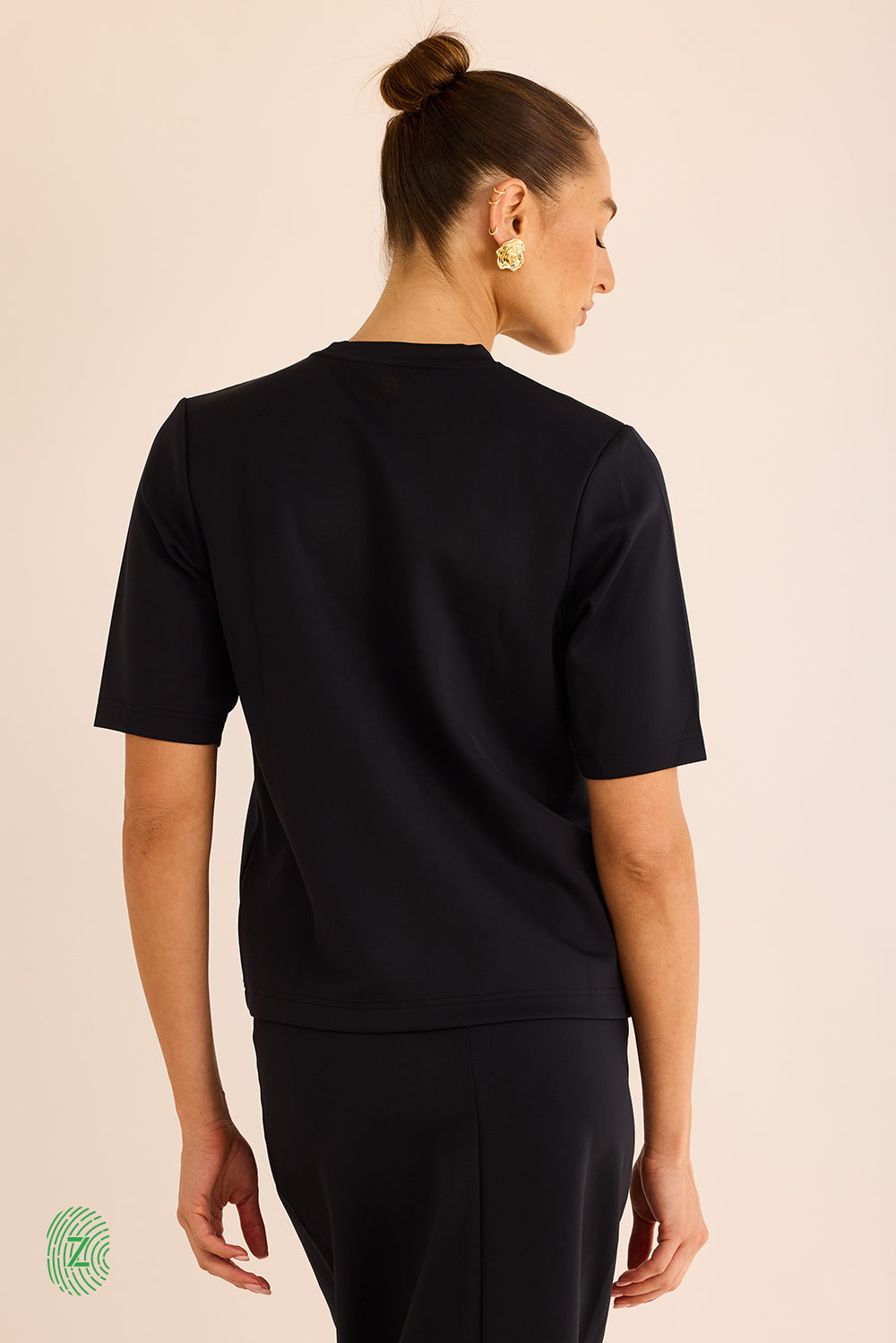 חולצה  מבד סקובה בגוון שחור,  צווארון עגול וסגור, אורך השרוול עד לתחילת המרפק- תמונה אחורית