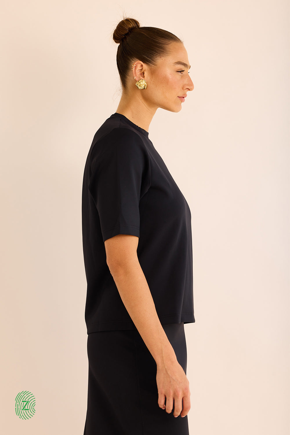 חולצה  מבד סקובה בגוון שחור,  צווארון עגול וסגור, אורך השרוול עד לתחילת המרפק- תמונה לצד