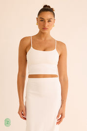 גופיה מבד סקובה בגוון לבן בשילוב שכבה פנימית וכפתיות דקות - תמונה פרונטלית