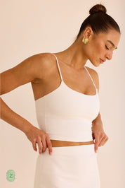 גופיה מבד סקובה בגוון לבן בשילוב שכבה פנימית וכפתיות דקות - תמונה לצד