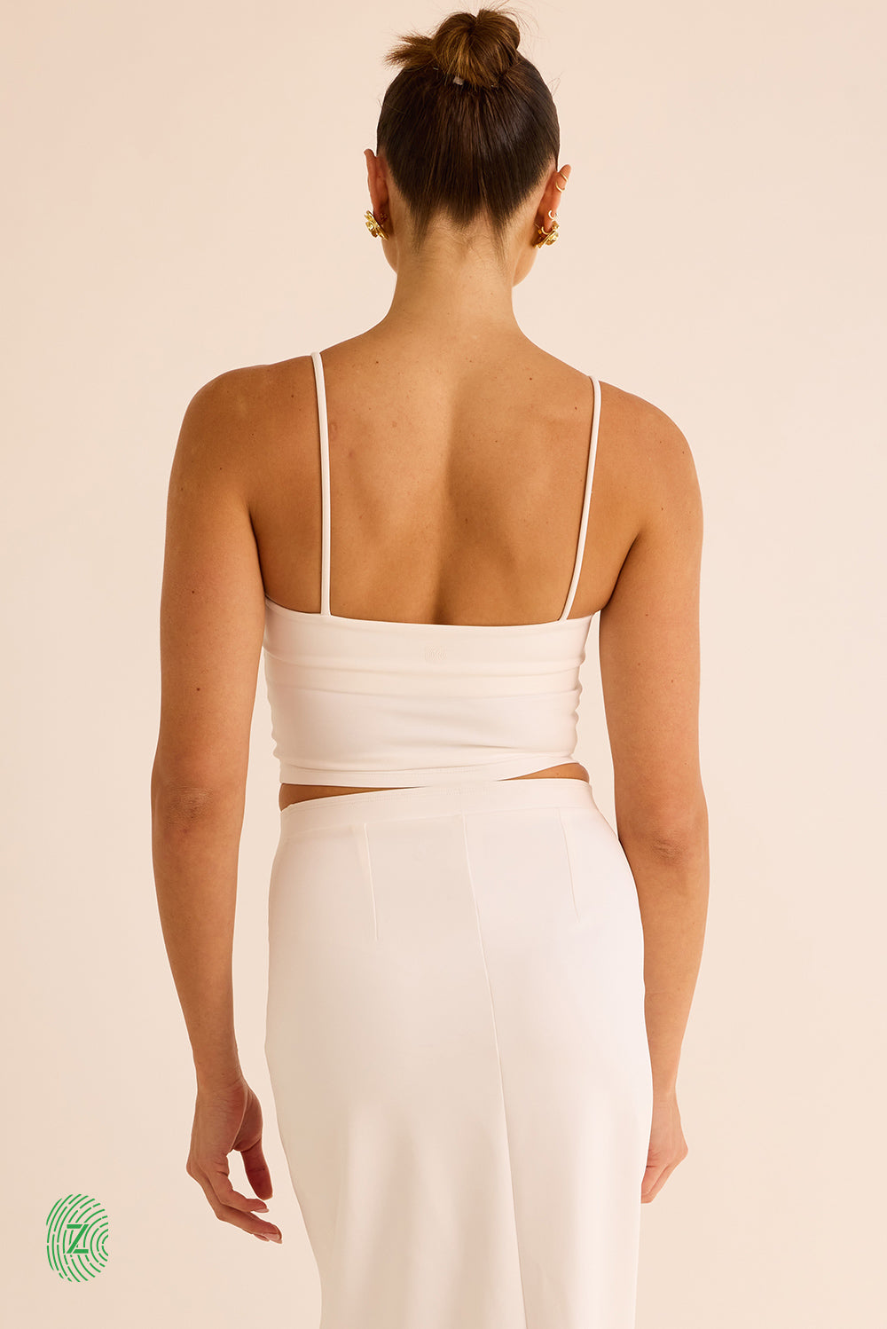 גופיה מבד סקובה בגוון לבן בשילוב שכבה פנימית וכפתיות דקות - תמונה אחורית