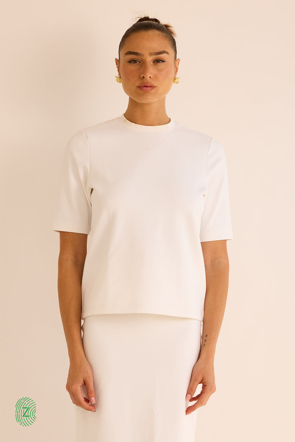 חולצה  מבד סקובה בגוון לבן,  צווארון עגול וסגור, אורך השרוול עד לתחילת המרפק- תמונה פרונטלית