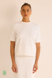 חולצה  מבד סקובה בגוון לבן,  צווארון עגול וסגור, אורך השרוול עד לתחילת המרפק- תמונה פרונטלית