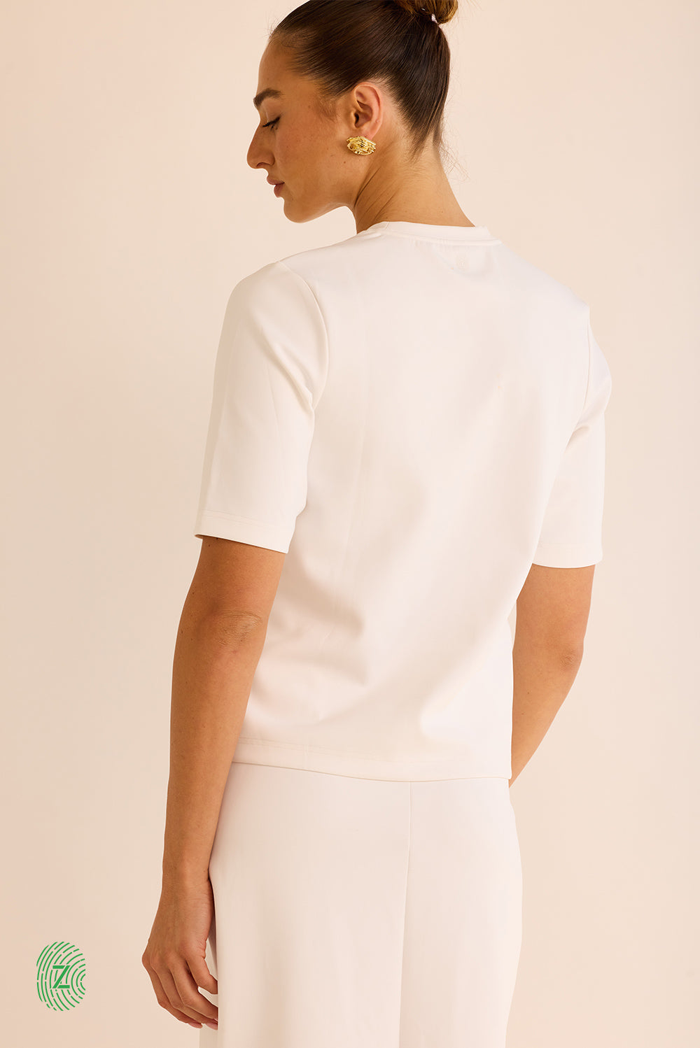 חולצה  מבד סקובה בגוון לבן,  צווארון עגול וסגור, אורך השרוול עד לתחילת המרפק- תמונה אחורית