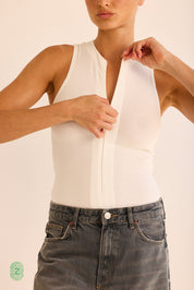 גופייה ללא שרוול לבנה, פתיחת רוכסן מקדימה (לא עד הסיומת) - תמונת דייטיל רוכסן