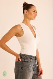 גופייה ללא שרוול לבנה, פתיחת רוכסן מקדימה (לא עד הסיומת) - תמונת צד