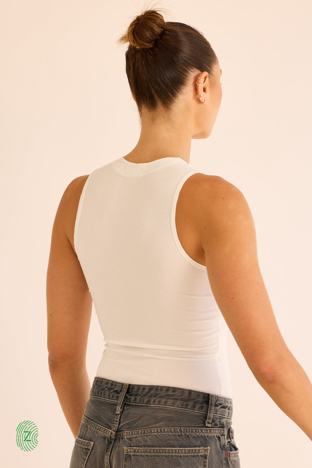 גופייה ללא שרוול לבנה, פתיחת רוכסן מקדימה (לא עד הסיומת) - תמונת גב