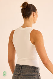 גופייה ללא שרוול לבנה, פתיחת רוכסן מקדימה (לא עד הסיומת) - תמונת גב