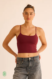 גופיה מבד סקובה בגוון יין בשילוב שכבה פנימית וכפתיות דקות - תמונה פרונטלית