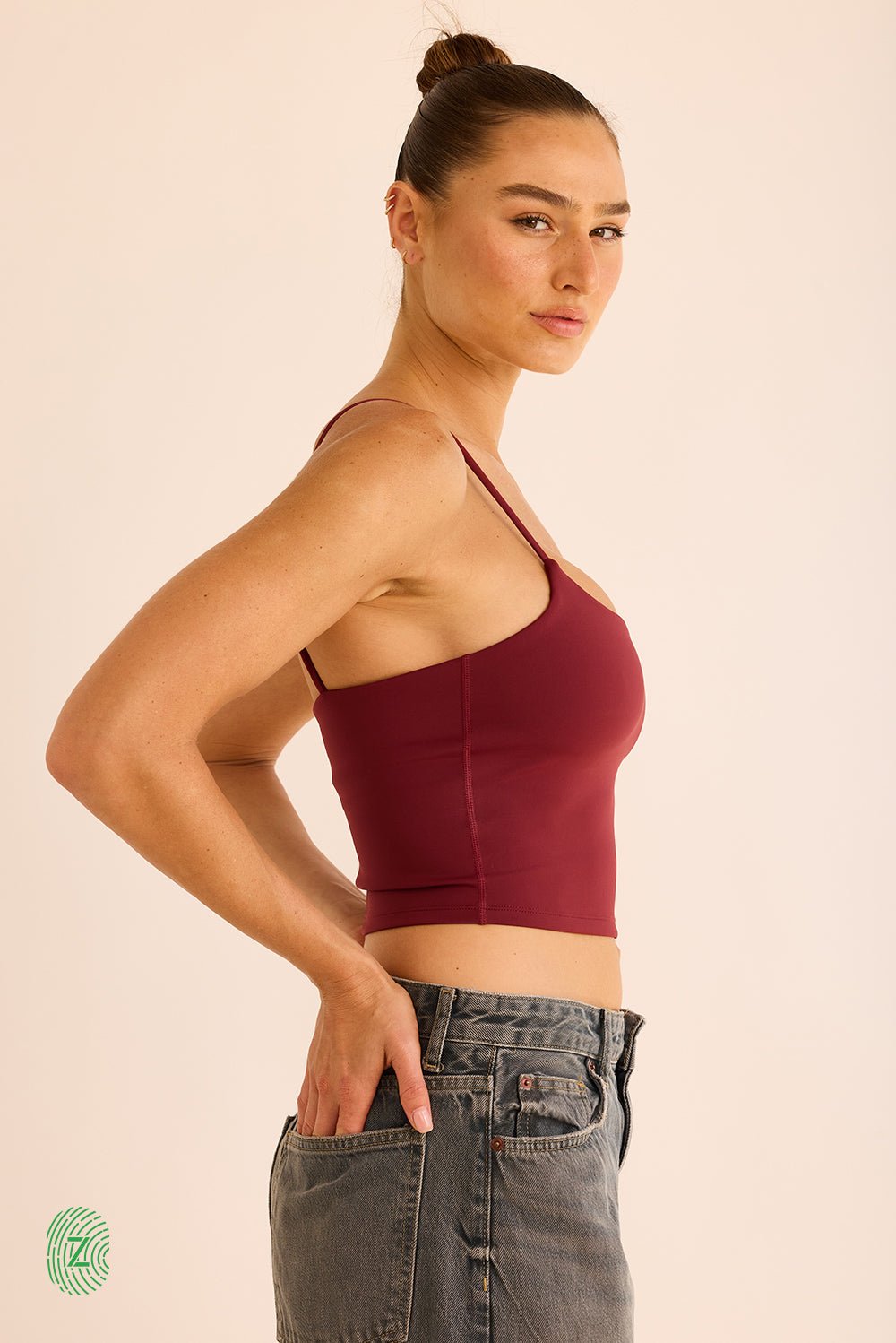 גופיה מבד סקובה בגוון יין בשילוב שכבה פנימית וכפתיות דקות - תמונה לצד