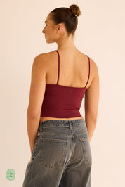 גופיה מבד סקובה בגוון יין בשילוב שכבה פנימית וכפתיות דקות - תמונה אחורית