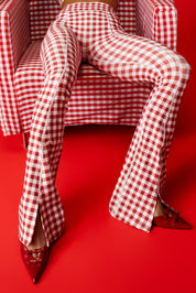 קולקציה בעיצובה של אדל בספלוב -טייץ פדלפון מתרחב עם שסע בסיומת בהדפס משובץ אדום לבן