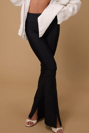 קולקציה בעיצובה של אדל בספלוב -טייץ פדלפון מתרחב עם שסע בסיומת בגוון שחור