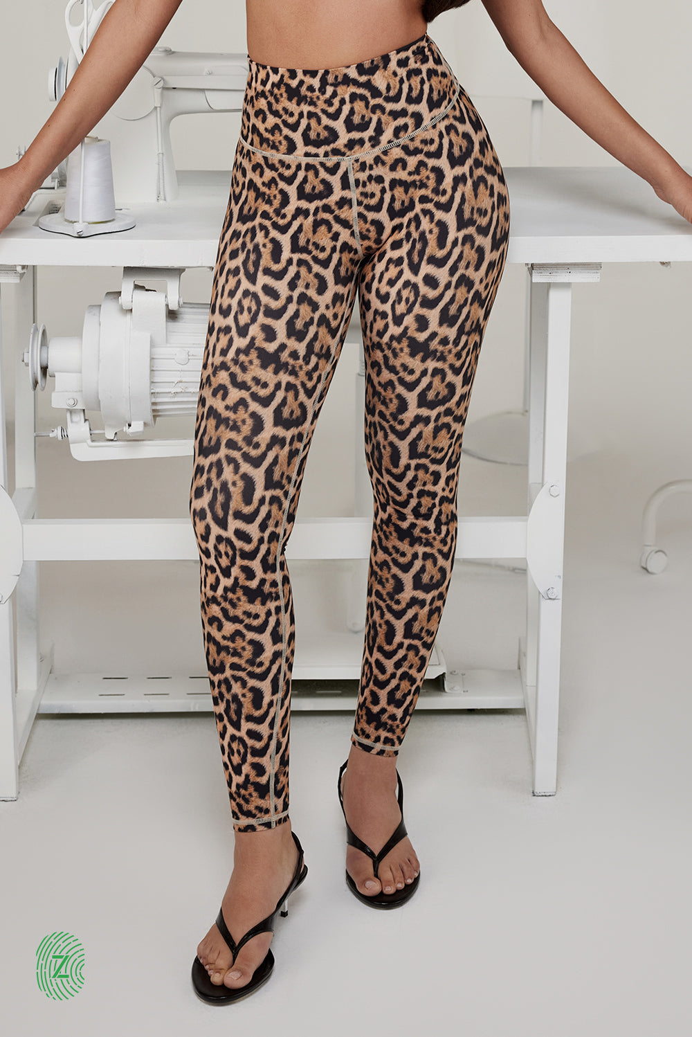 טייץ בגזרה גבוהה  מבד 4 כיוונים בהדפס מנומר - תמונה ראשית