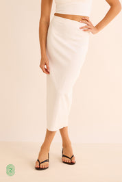 חצאית מידי מבד סקובה בגוון לבן - תמונה פרונטלית