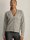 קרדיגן Zקרדיגן קלאסי, עשוי בד סרוג רך ונעים למגע. הגזרה הרפויה משתלבת בקלות עם כל לוק ומתאימה ליום ולערב. סגירת כפתורים קדמית, מפתח V וכיס קדמי. לוגו Z בגוון אפור על שרוול הקרדיגן. -בד סרוג רך ונושם.--סגירת כפתורים קדמית.-מפתח V מחמיא.-כיס קדמי.-צבע: אפור מלאנג (בהיר).