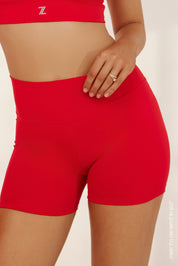 שורט מבד elevated polyamide בגוון אדום, חגורת אמצע