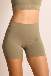 שורט מבד elevated polyamide בגוון ירקרק, חגורת אמצע