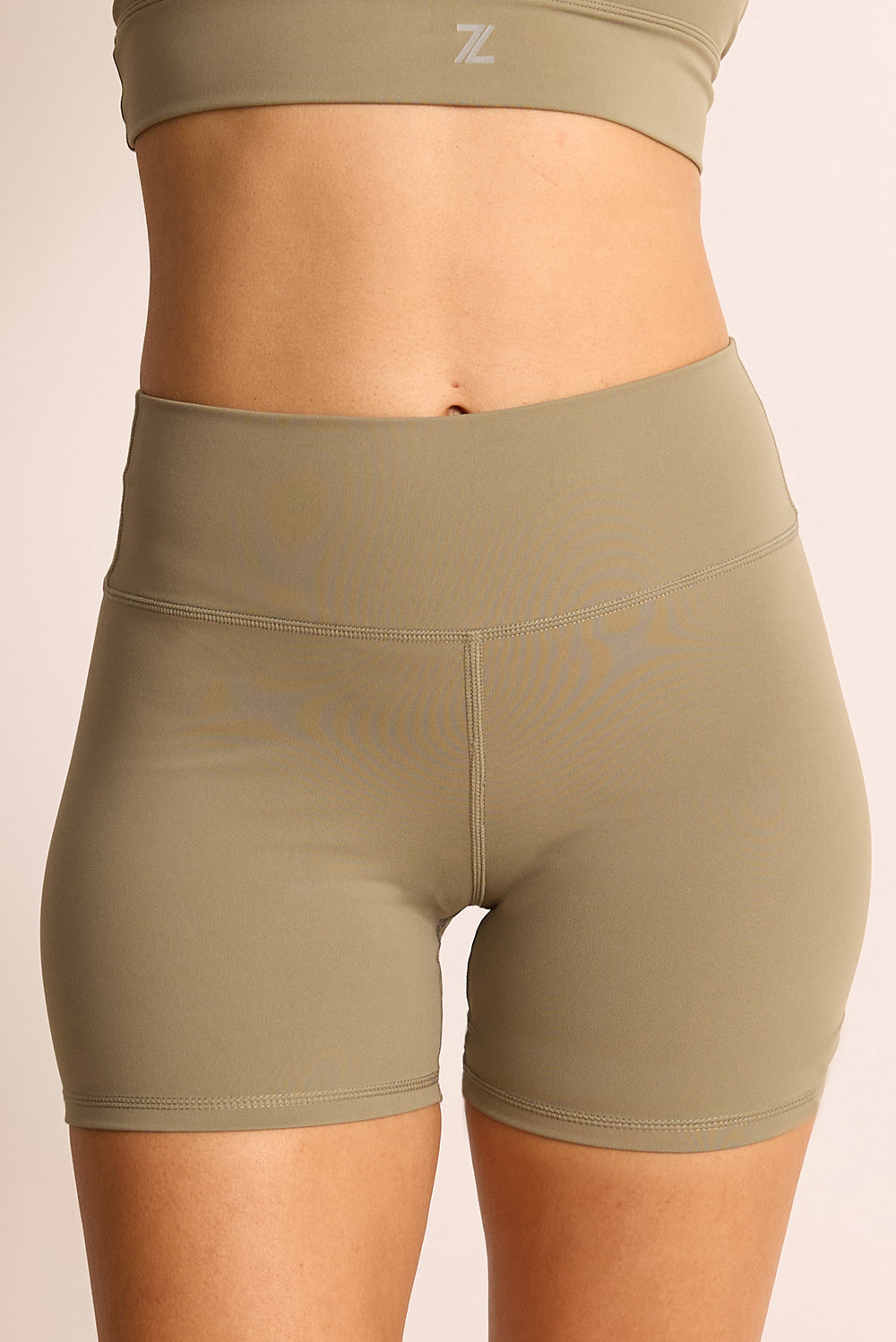 שורט מבד elevated polyamide בגוון ירקרק, חגורת אמצע