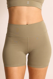 שורט מבד elevated polyamide בגוון ירקרק, חגורת אמצע