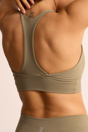 טופ מפתח עמוק מבד פוליאמיד, ללא פתח הכנסת ריפוד וללא ריפוד נשלף, בגוון ירקרק