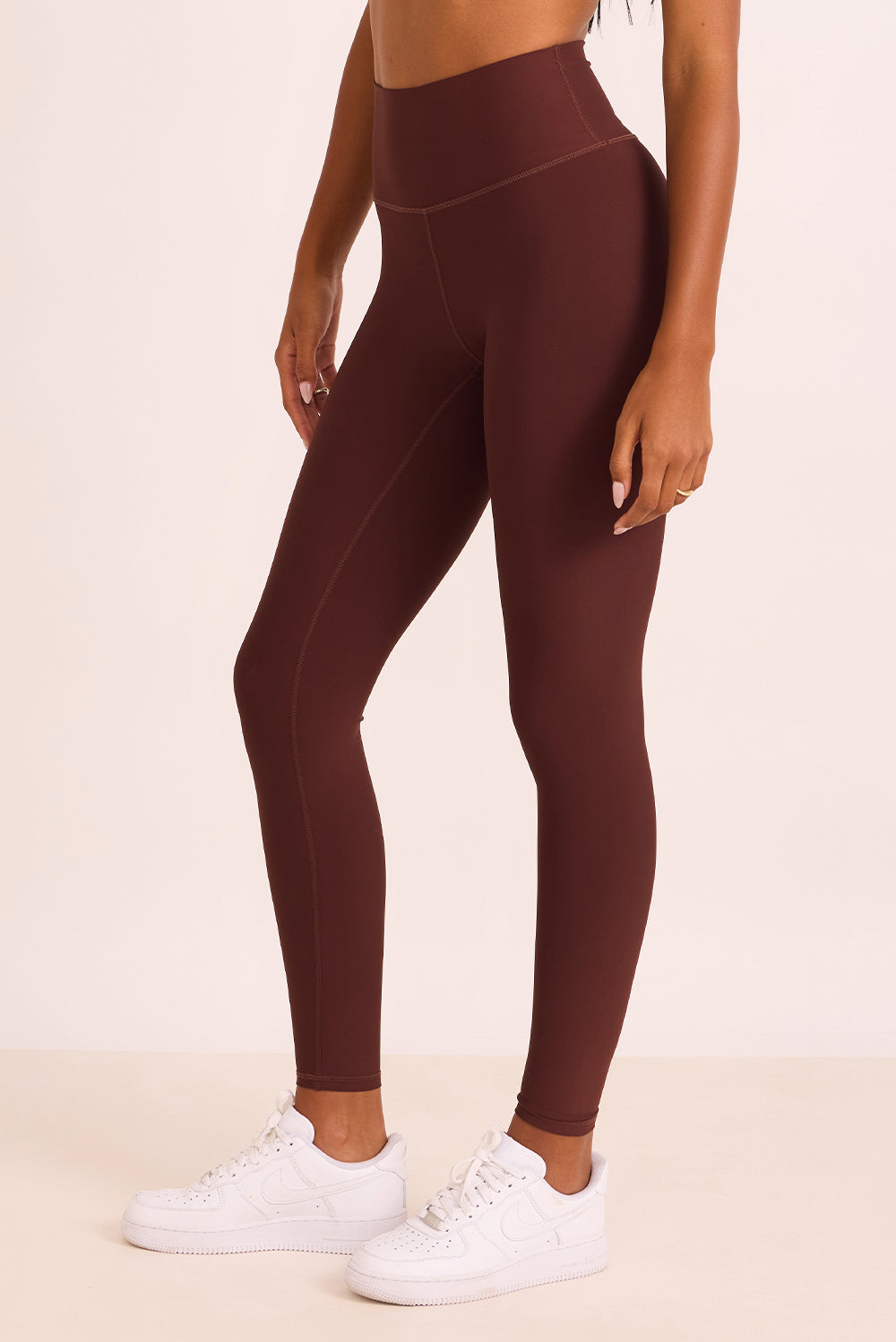 טייץ 4 כיוונים בגוון חום שוקולד חלק צדדי