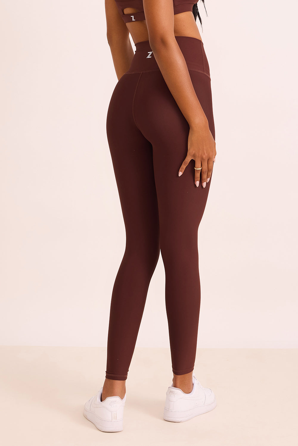 טייץ 4 כיוונים בגוון חום שוקולד חלק אחורי