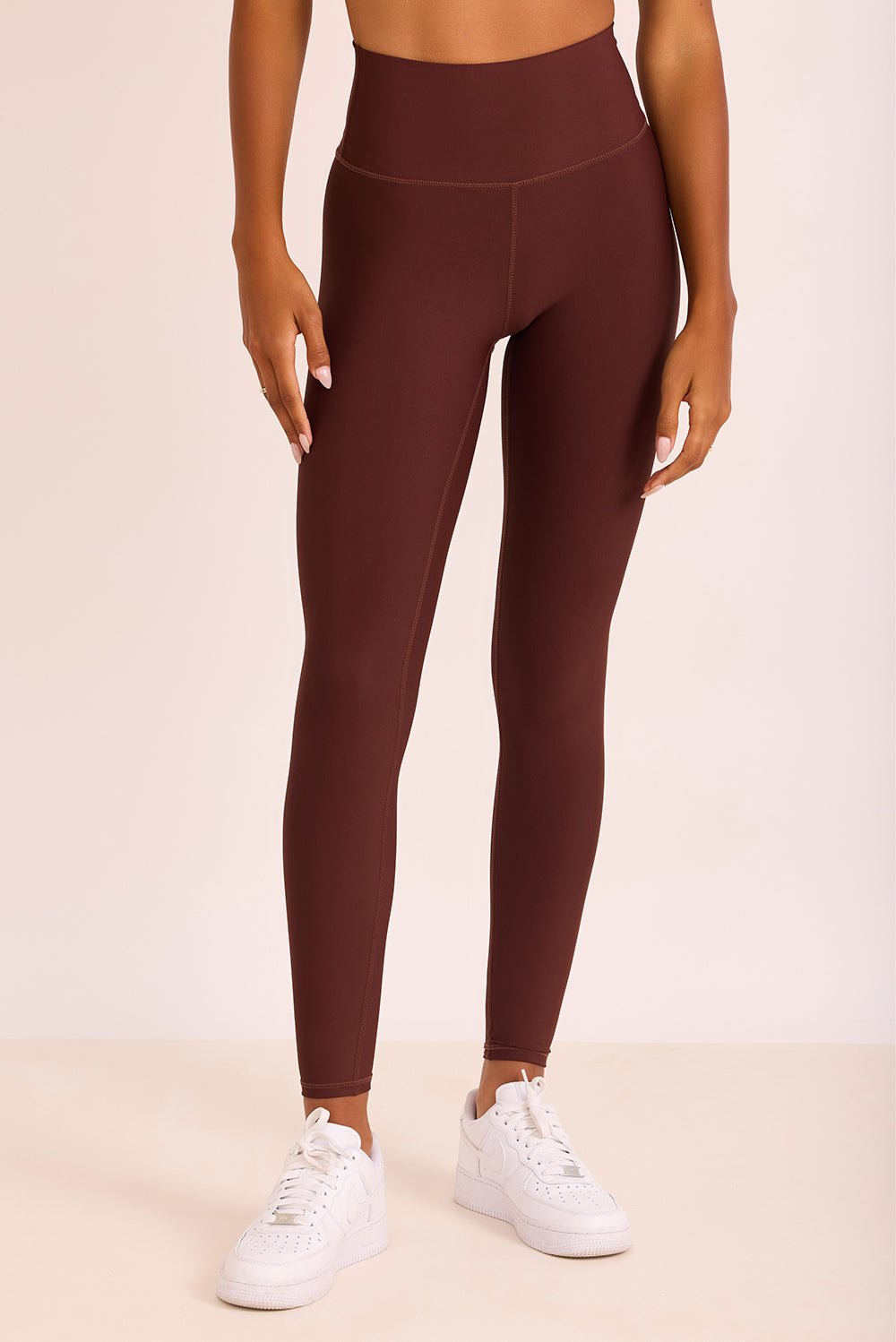 טייץ 4 כיוונים בגוון חום שוקולד חלק קדמי