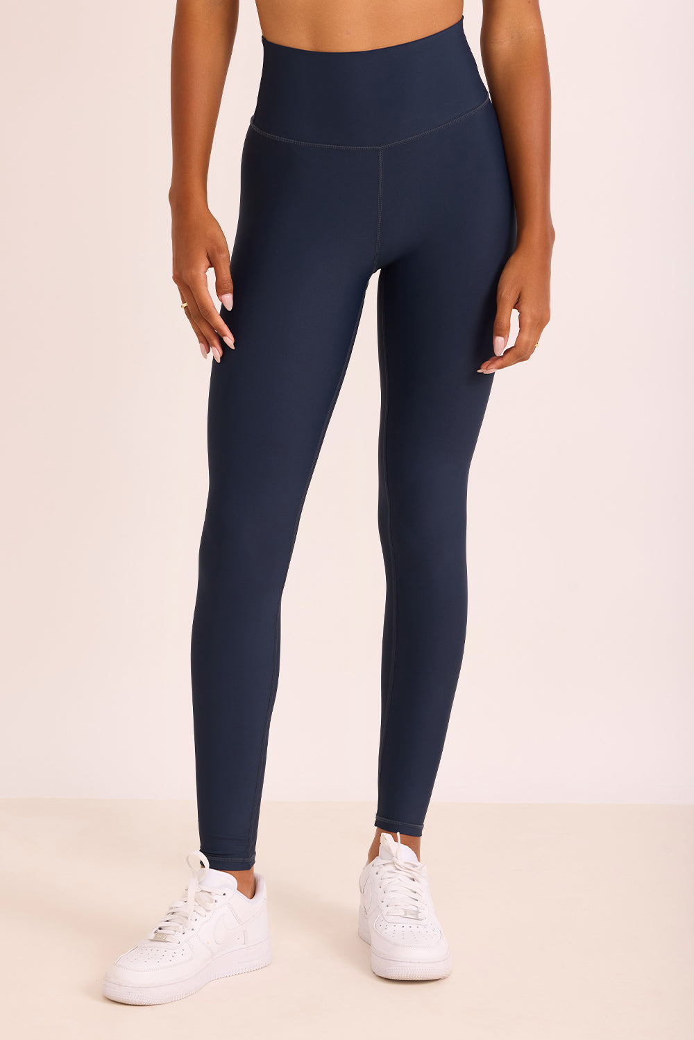 טייץ 4 כיוונים בגוון כחול נייבי  חלק קדמי