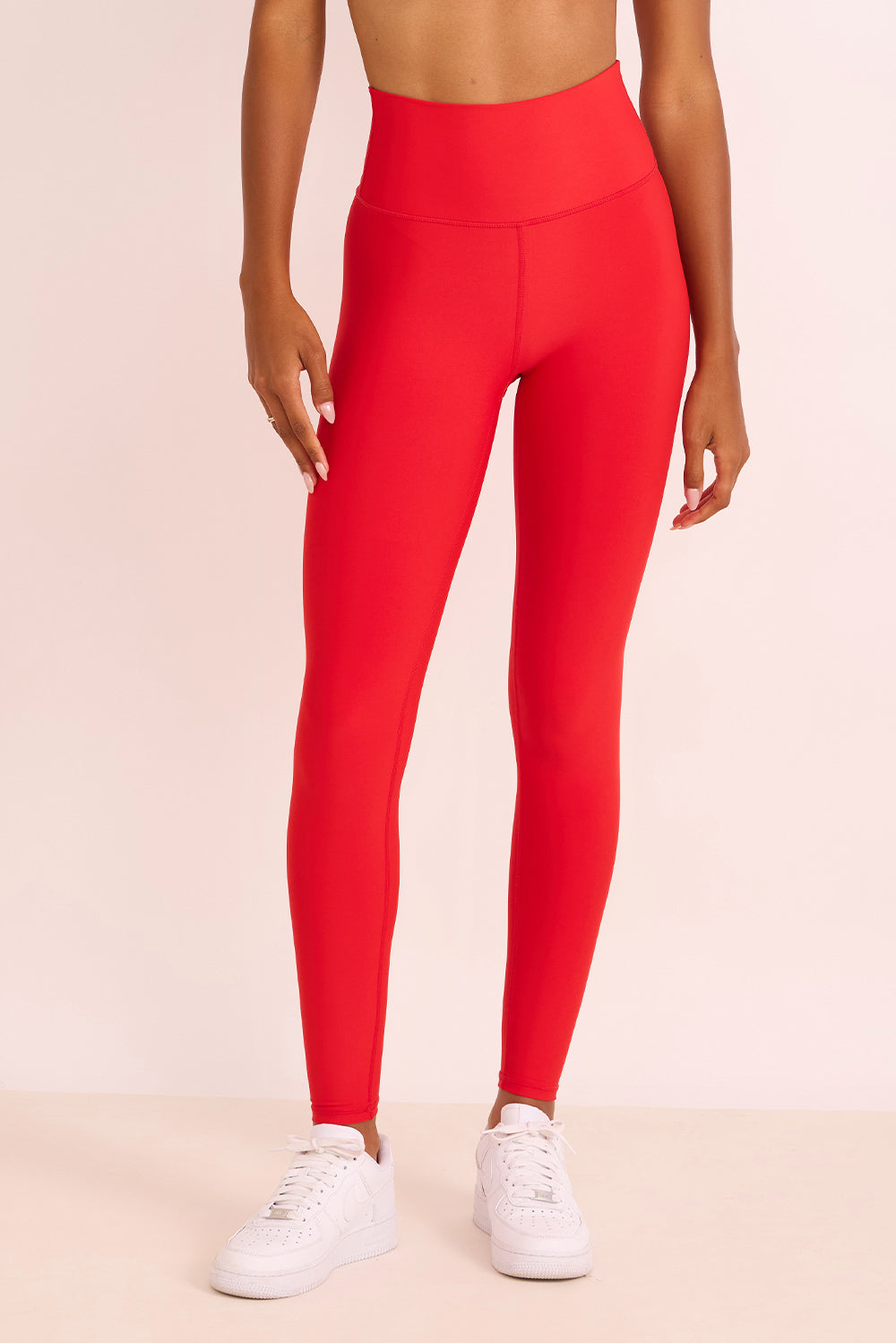 טייץ בגזרה גבוהה ארוך מבד 4 כיוונים בגוון אדום תמונה פרונטלית