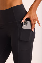 טייץ ארוך בגוון שחור בשילוב כיסים צדדים - תמונת קירוב לכיס