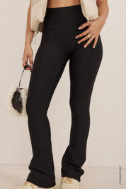 טייץ מדגם פדלפון מתרחב בגוון שחור מצולם על עינב