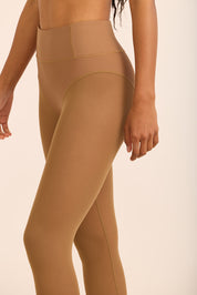 קולקציית אדל - טייץ בגזרת תחתון עם רשת שקופה ארוכה ורגלית - בגוון מוקה, תמונה קדמית