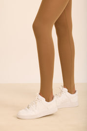 קולקציית אדל - טייץ בגזרת תחתון עם רשת שקופה ארוכה ורגלית - בגוון מוקה, תמונה קדמית