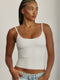 FABRIC: 4 WAY STRETCH FABRIC.גופייה מבד 4 כיוונים המתקדם, אשר מאופיין באלסטיות ניכרת לאורך כל ארבעת הצירים הראשיים, הבגד עוקב בצורה מושלמת אחר תנועות הגוף ומבטיח חופש פעולה מירבי.גזרה קלאסית, מעט ארוכה.הגופייה בשילוב שכבה פנימית וריפוד נשלף. לוגו Z בגב הפריט.הגופייה בשילוב רצועות מתכווננות בגב הפריט.דפוס פרחוני כחול ברקע שמנת.