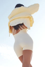 אוברול קצר מבד פוליאמיד המתקדם.בד עם אלמנט קטיפתי (לא מדובר בגולגולים).היתרונות של הבד: קל, רך, נוח, גמיש מאוד ונושם.שילוב של איקסים בגב.האוברול בשילוב ריפוד נשלף.גוון קרם/שמנת.בגוון בהיר זה מומלץ ללבוש תחתון ללא תפר בצבע גוף מפני שלא מדובר בגוון באטימות מלאה כמו הגוונים הכהים.