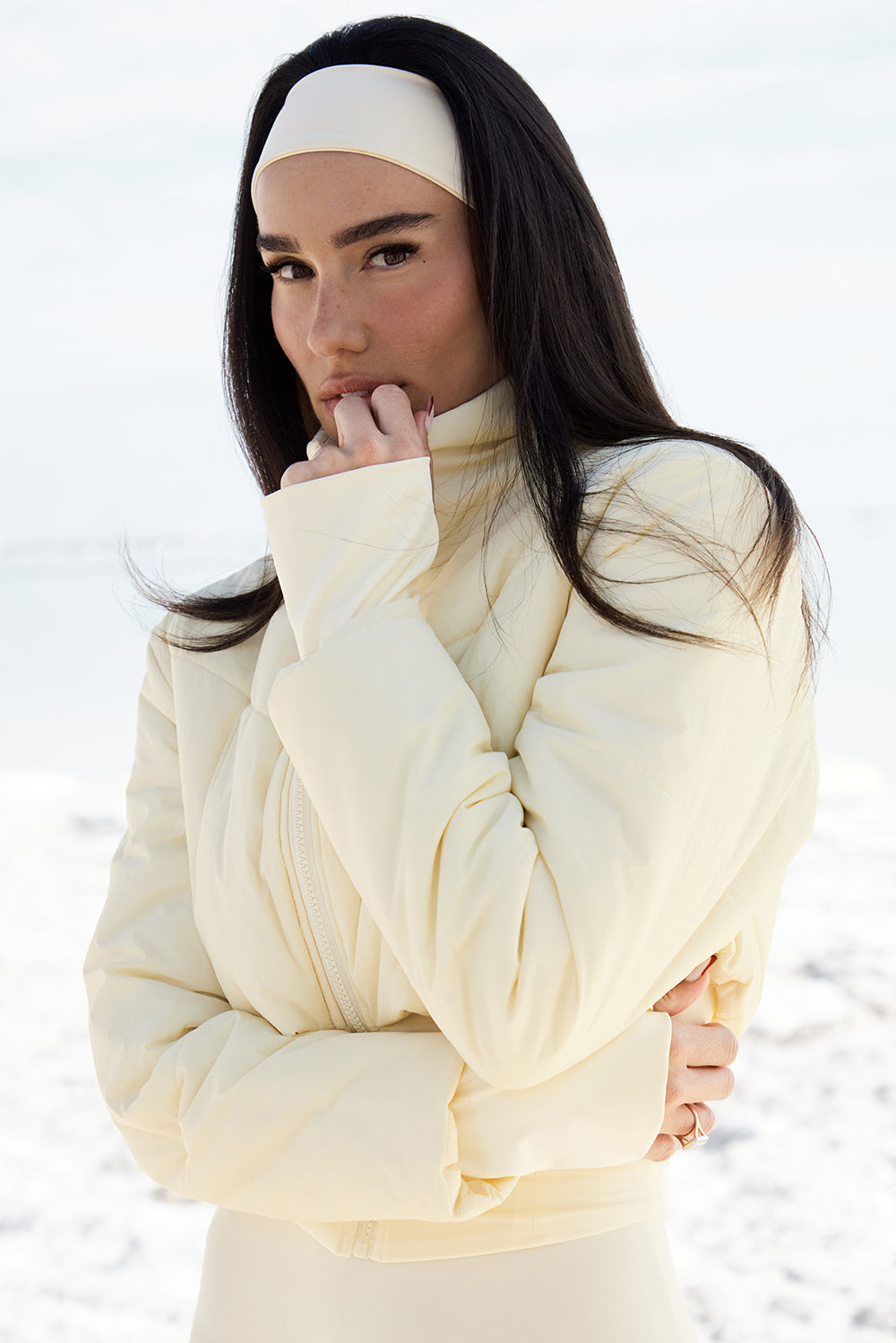 ADEL'S WORLDמעיל בשילוב רוכסן מלא.המעיל בשילוב של בד חלק בסיומת. שילוב של כיס פנימי.מקום לאגודל בסיומת השרוול.לוגו Z בגב הפריט תואם לגוון הפריט.גוון קרם/שמנת.לתשומת לבך, המעיל מסוג בד שונה ולכן לא תהיה התאמה מלאה בגוון לפריטי הספורט.