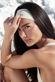 HAIRBANDסרט לשיער ברוחב 6 ס״מ.בשילוב של סיליקון פנימי (מונע החלקה).גוון קרם/שמנת.לוגו פנימי Z.הסרט מבד FOUR WAY STRETCH.בתמונה הראשית של אדל - הגוון יכול להיראות שונה בגלל התאורה. 