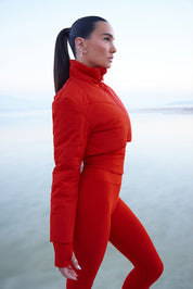 מעיל PUFFER מהקולקציה בעיצובה של אדל בספלוב, שילוב של בד ופאפר, כיס פנימי, רוכסן מלא, מקום לאגודל, בגוון אדום