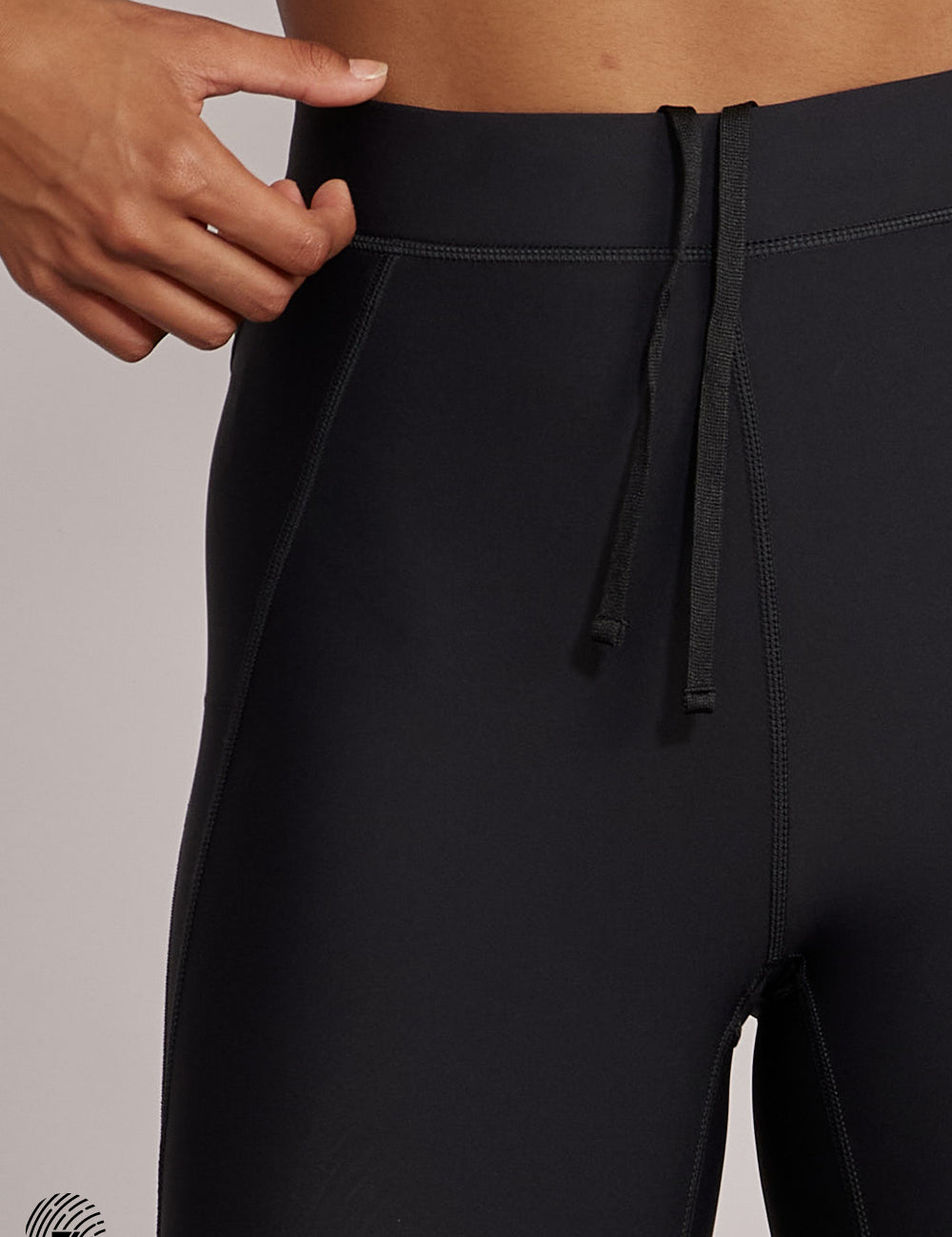 טייץ ארוך מבד 4 כיוונים, גומי בחגורה, שרוכים נשלפים וכיסים צדדים, בגוון שחור מהקולקציה בעיצובה של ספיר אביסרור