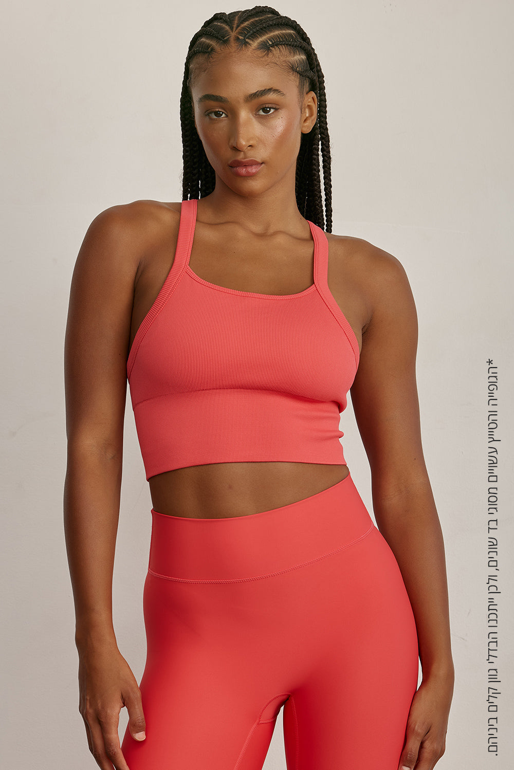 Z RIBBED TANKטופ ריב בגזרת קרופ מבד עם טקסטורת פסי ריב.ריפוד נשלף לנוחות והתאמה אישית.רצועות מתכוונות בגב הפריט להתאמה. לוגו Z מחזיר אור בגב הפריט.גוון ורוד-אדמדם.לתשומת לבך, מדובר בסוג בד שונה מהטייץ ולכן יתכנו שינויים בגוון.