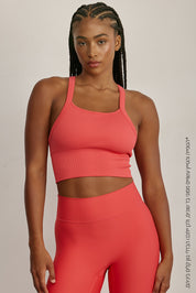 Z RIBBED TANKטופ ריב בגזרת קרופ מבד עם טקסטורת פסי ריב.ריפוד נשלף לנוחות והתאמה אישית.רצועות מתכוונות בגב הפריט להתאמה. לוגו Z מחזיר אור בגב הפריט.גוון ורוד-אדמדם.לתשומת לבך, מדובר בסוג בד שונה מהטייץ ולכן יתכנו שינויים בגוון.
