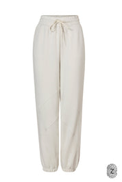 The Touch Club.מכנסיים מבד סקובה בגזרה נוחה עם סיומת גומי.כוללים כיסים צדדיים וגומי במותן עם שרוך להתאמה אישית. המכנס מבד סקובה נעים  במיוחד, מתאימים לשימוש יומיומי.מאפיינים:סיומת גומי בקרסול.כיסים צדדים.גומי במותן עם שרוך חיצוני נשלף.גוון קרם / וניל.