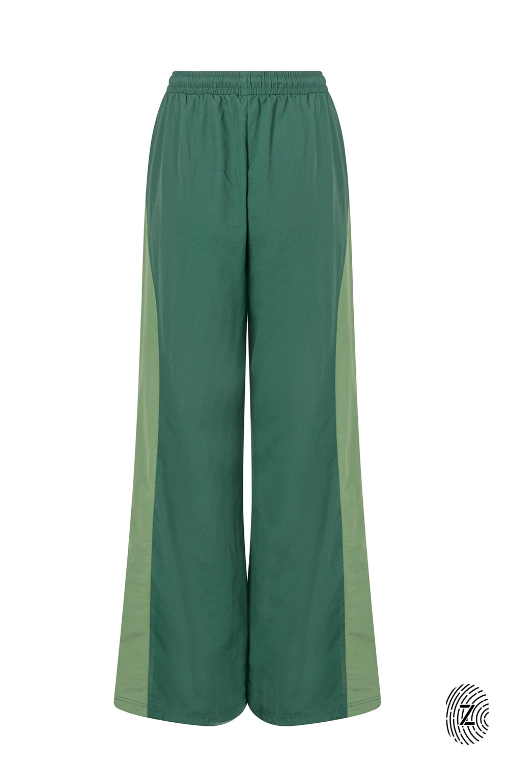 The TOUCH club.מכנס ניילון ארוך - בשילוב של 2 גוונים - ירוק בקבוק וירוק בהיר.מכנס מבד ניילון - גוון עיקרי ירוק בקבוק ושילוב של גוון ירוק בהיר. גומי במותן ושרוכים נשלפים, לוגו TOUCH בטביעת אצבע עם מחזיר אור, סיומת עם כפתור וגומי להידוק הסיומת. מאפיינים:בד ניילון - קל ונעים למגע.בגוון ירוק בקבוק וירוק בהיר.בגלל שילוב הצבעים - יש לכבס בנפרד ובתוכנית עדינה וקצרה. לוגו TOUCH - מחזיר אור.גומי במותן עם שרוכים נשלפים להידוק.כיסים צדדים.סיומת עם כפתור וגומי פנימי להצרת סיומת המכנס.